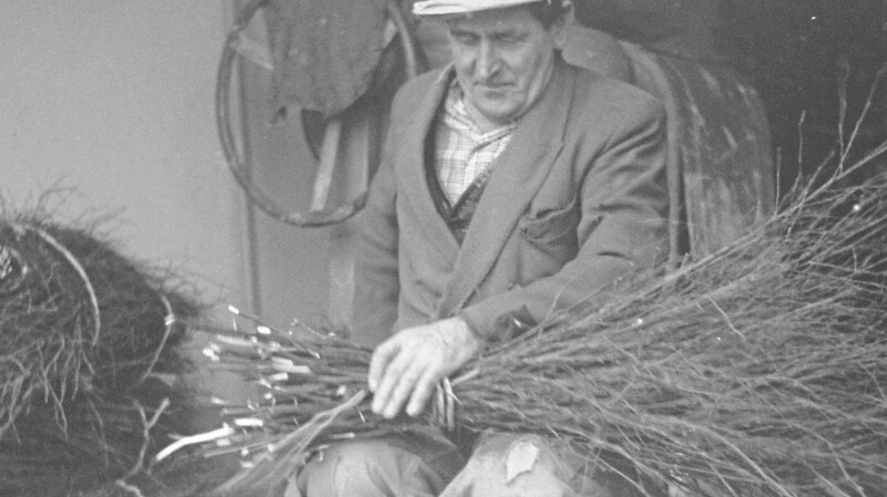 Heinrich Kollmer band im Jahr 1977 noch auf herkömmliche Art seine Reisigbesen.