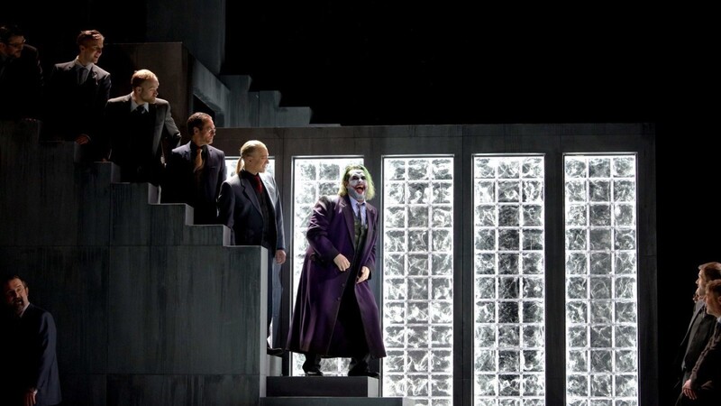 Aris Argiris (Rigoletto) und der Herrenchor des Staatstheaters am Gärtnerplatz in Verdis Oper.