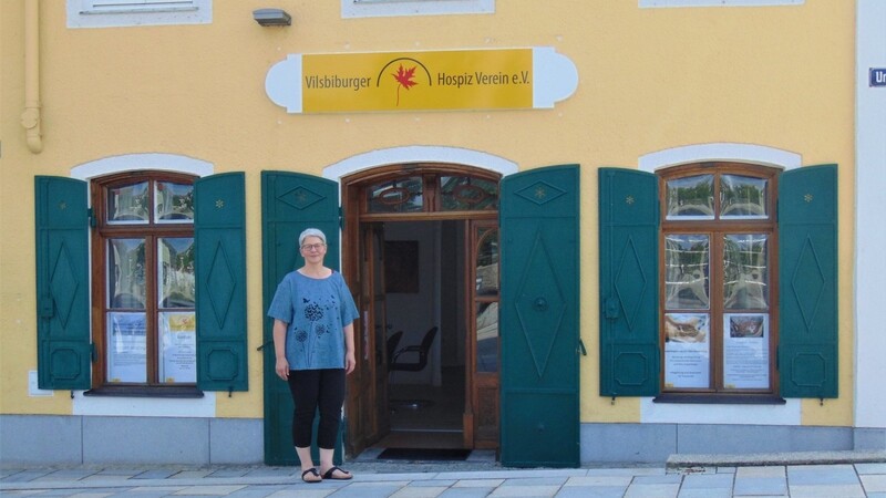 Elisabeth Heindl ist eine der Koordinatorinnen des Vilsbiburger Hospizvereins. Sie steht vor dem Eingang des Balk-Hauses im Stadtzentrum. In den neuen Räumen ist mehr Platz für das Angebot des Vereins.