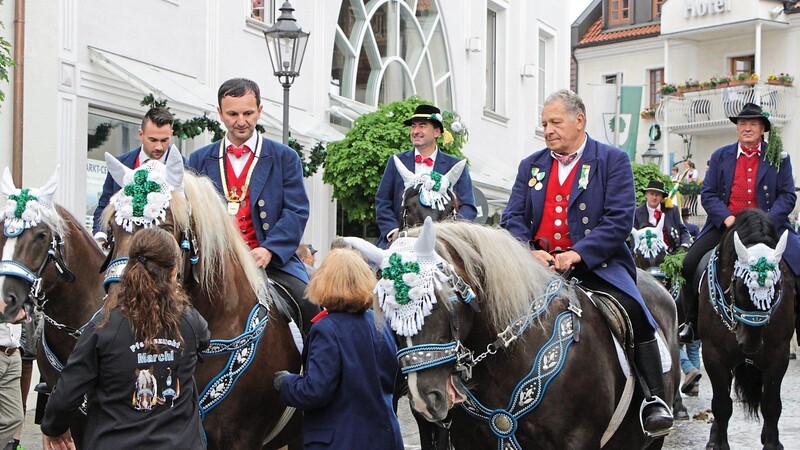 Auch Bürgermeister Markus Hofmann (2.v.l.) reitet am Pfingstmontag ein Pferd aus dem Rinchnacher Stall Marchl. Die Familie Marchl stellt seit vielen Jahren Leihpferde für die Reiterprozession in Bad Kötzting zur Verfügung.