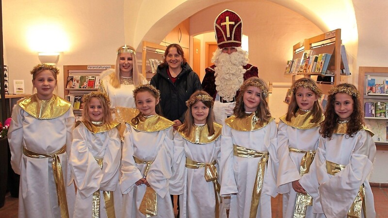 Bürgermeisterin Karin Bucher begrüßt die sieben Engel, das Christkind und den heiligen Nikolaus in der Kreisstadt.