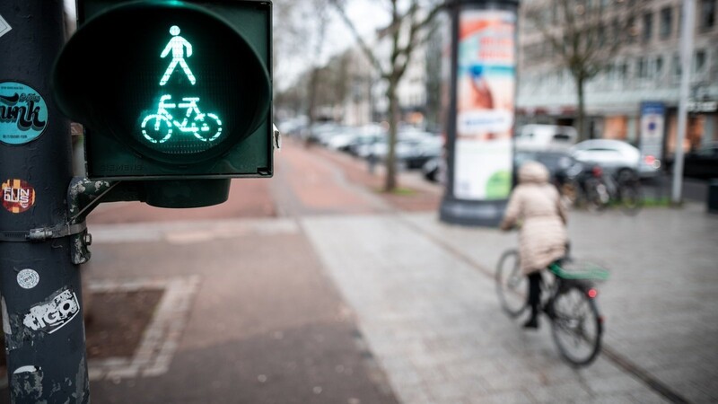 Die Pressekonferenz der Unfallforscher der Versicherer zur Studie mit Unfällen von Radfahrern und Fußgängern ist für Dienstag in Münster angesetzt.