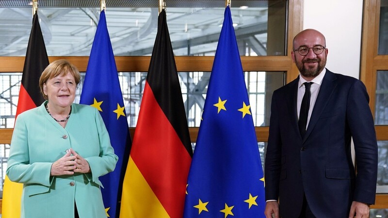Charles Michel, Präsident des Europäischen Rats, und Bundeskanzlerin Angela Merkel (CDU) stehen für ein Foto nebeneinander vor ihrem Treffen zum Vierergespräch zum geplanten EU-Haushaltsrahmen und dem Corona-Wiederaufbauplan vor dem EU-Sondergipfel am 17./18. Juli.