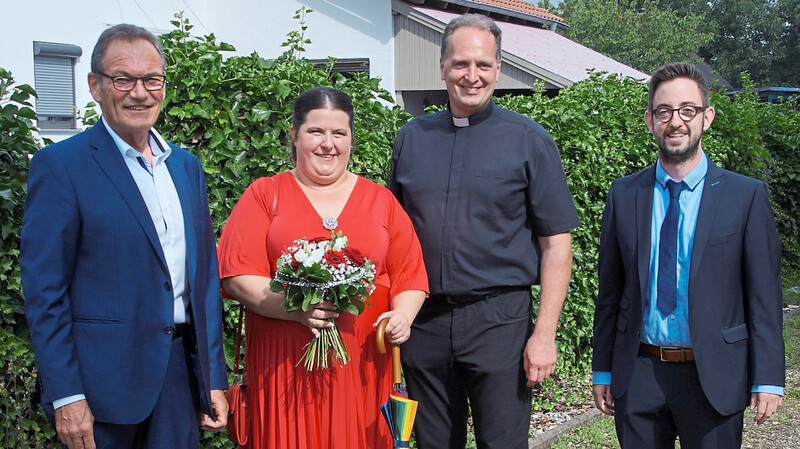 Gemeindereferentin Susanne Hermann wurde von Bürgermeister Hans Thiel, Pfarrer Stefan Wissel und Pastoralassistent Tobias Henrich (von links) abgeholt.