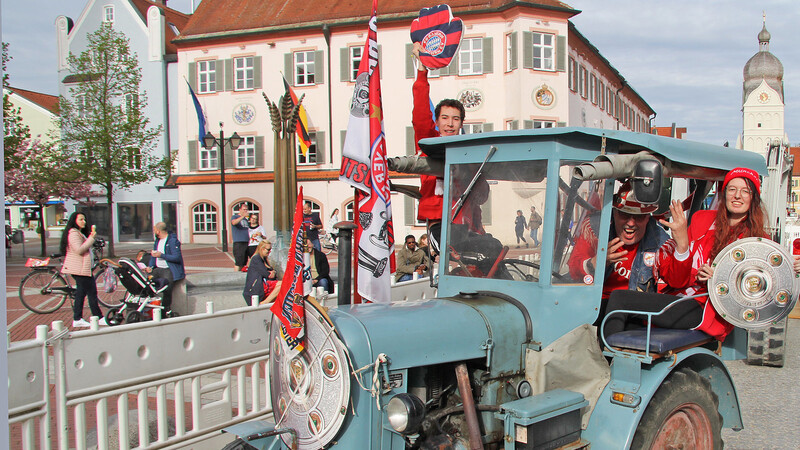 Im geschmückten Oldtimer-Traktor machte sich Michael Maidl mit seinen Kindern Martina und Matthäus auf den Weg nach Erding, um den Gewinn der Meisterschaft seiner Bayern zu feiern.