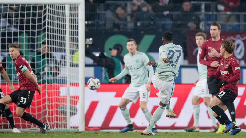 Treffer Marke Tor des Monats: David Alaba zimmert den Ball gegen Hannover 96 in den Winkel.