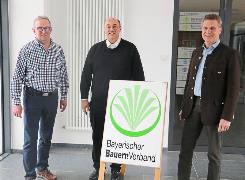 Die beiden stellvertretenden Kreisobmänner des Bayerischen Bauernverbandes Regensburg, Franz Obeth (links) und Thomas Scheuerer (rechts), mit Kreisgeschäftsführer Josef Wittmann. 