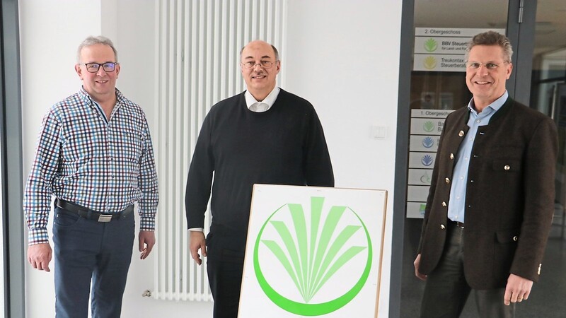 Die beiden stellvertretenden Kreisobmänner des Bayerischen Bauernverbandes Regensburg, Franz Obeth (links) und Thomas Scheuerer (rechts), mit Kreisgeschäftsführer Josef Wittmann.