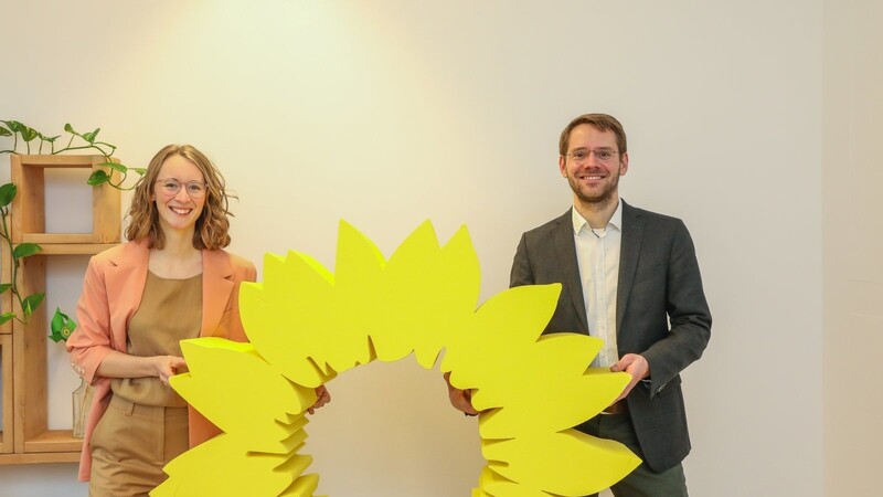 Eva Lettenbauer und Thomas von Sarnowski mit einer Sonnenblume, dem Symbol ihrer Partei - sie sind überzeugt, dass mit den Grünen in der Bundesregierung Klimaschutz und Wirtschaft Hand in Hand gehen können.
