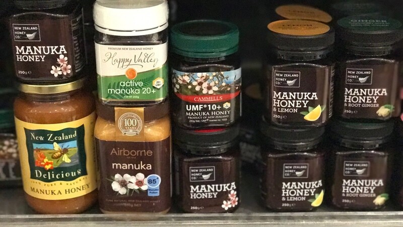 Trotz des hohen Preises hat sich Manuka-Honig zu einem von Neuseelands Exportschlagern entwickelt. Der Honig findet sich in Feinkostgeschäften, Bioläden und Reformhäusern rund um die Welt. Seit 4. Februar 2021 hat ihn der Discounter Aldi Süd als Angebot im Sortiment. (Symbolbild)