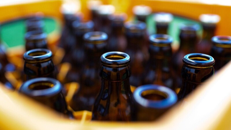 In Freising hat ein Getränkelaster mehrere Kästen Bier verloren (Symbolbild).