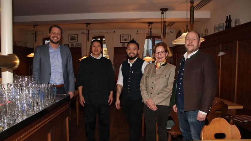 Bürgermeister Matthias Kohlmayer (l.) sowie Heli Sturm und Michael Sturm (r.), die Geschäftsführer der Brauerei Krieger, gratulierten Kumba Singh Gurung (2.v.l.) und Tinh Diep Bui (Mitte), den neuen Wirten im "Oberen Krieger", zur Eröffnung.