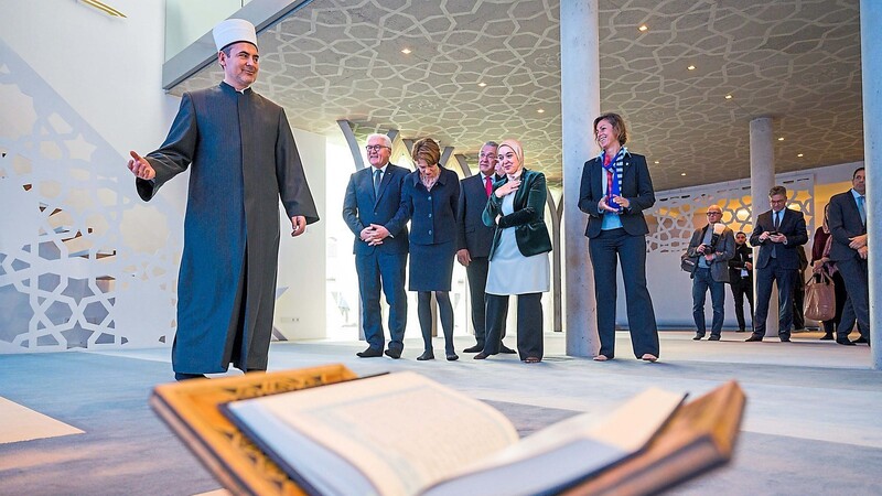 Vor einem Jahr begrüßte Benjamin Idriz in der Penzberger Moschee (v. li. n. re.) Bundespräsident Frank-Walter Steinmeier, Elke Büdenbender, Joachim Herrmann und weitere Gäste.