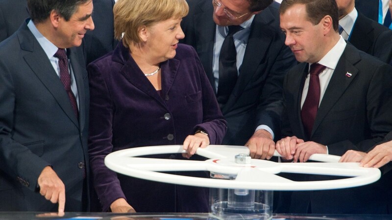 Der französische Premierminister François Fillon (l.), Bundeskanzlerin Angela Merkel und der russische Staatspräsident Dmitri Medwedew eröffnen 2011 in Lubmin die Ostsee-Pipeline Nord Streamv 1.