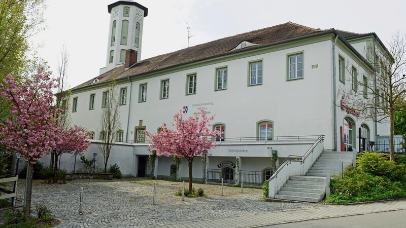 Der Bürgermeister der Gemeinde Aholfing hat seinen Amtssitz im Gebäude der Verwaltungsgemeinschaft Rain. Derzeit führt 2. Bürgermeister Johann Busl die Amtsgeschäfte.