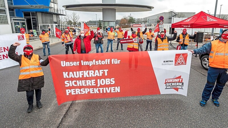 Gewerkschaftsmitglieder streikten unter anderem am BMW-Standort Wackersdorf (Kreis Schwandorf).
