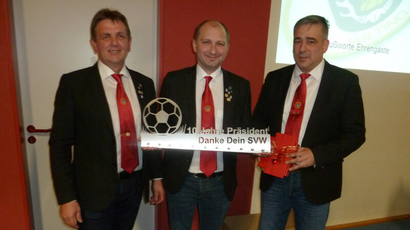 Den Dank aller Mitglieder statteten Franz Mühlbauer (links) und Michael Wanninger (rechts) dem SV-Präsidenten Matthias Tolks ab.