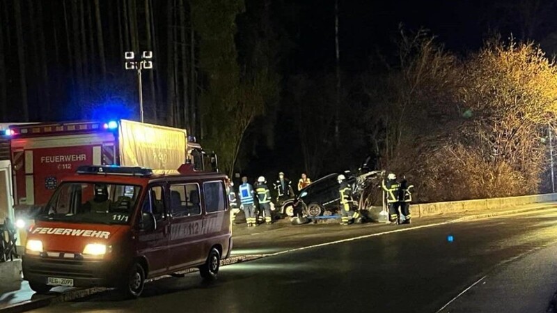 Einsatzkräfte der Feuerwehr Teisnach sicherten die Unfallstelle.