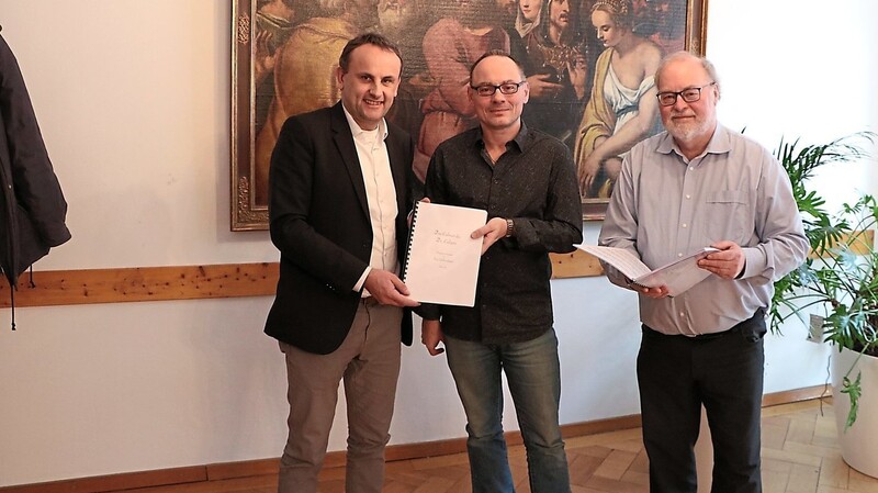 Bürgermeister Josef Schütz, Sven Ochsenbauer und Johann Festner (von links) präsentieren im Bürgersaal die "Wörther Passion" und die Musik zu "Das Cabinet des Dr. Caligari".