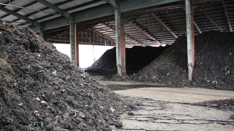 Erst vergoren, dann kompostiert: In der Halle wird der Gärrest erst aufgeschichtet, dann viermal durchgemischt und umgeschichtet. Knapp 12.000 Tonnen Kompost entstehen so im Jahr.