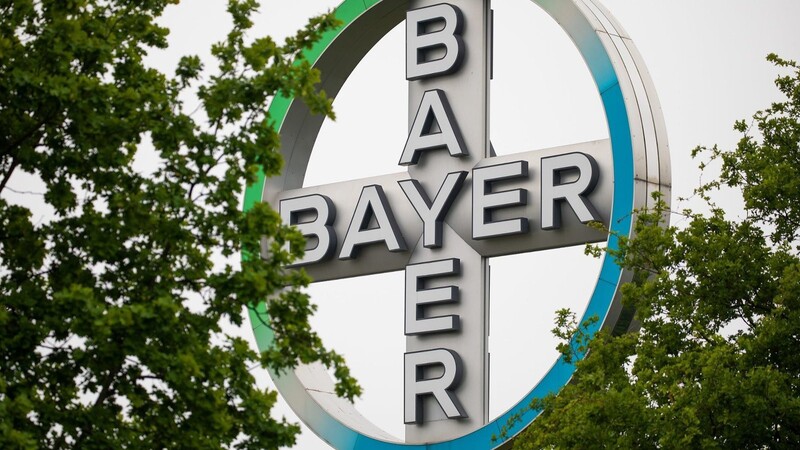 Bayer hat sich in Rechtskonflikten mit US-Klägern wegen angeblicher Krebsrisiken glyphosathaltiger Unkrautvernichter auf einen Vergleich geeinigt.