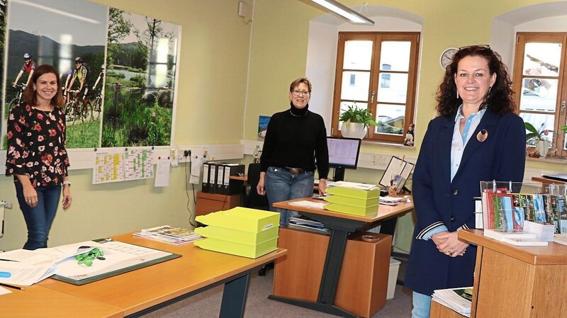 Carola Rieger (rechts) leitet ab sofort die Tourist-Info Waldmünchen; mit im Bild ihre Kolleginnen Tanja Dietl (links) und Sigrid Frei.
