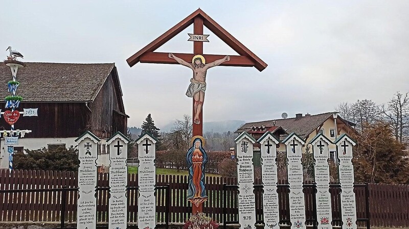 Das "Tor" zum Kapellenwanderweg und damit Station eins ist das "Stifter-Kreuz" mit Totenbrettergruppe