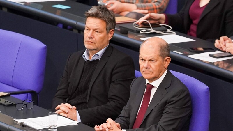 Bundeswirtschaftsminister RobertHabeck (Grüne) und Bundeskanzler Olaf Scholz (SPD): In der Frage, ob sie Kampfpanzer an die Ukraine liefern sollen, sind sich ihreParteien uneins.