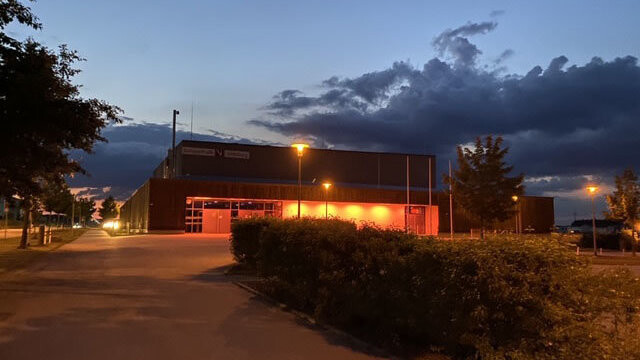 Auch die Vilsbiburger Ballsporthalle erstrahlte im Rahmen der Aktion "Night of Light" in roter Farbe.