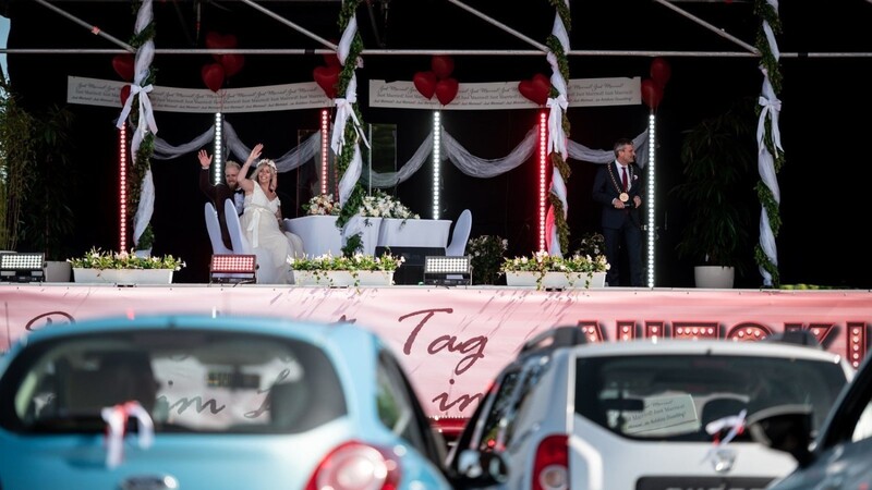 Womöglich muss man sich den Schlussapplaus im Theater demnächst so vorstellen wie diese Hochzeit in einem Düsseldorfer Autokino, die der dortige Oberbürgermeister selbst vornahm. Ob bayerische Autokinos allerdings demnächst öffnen dürfen, ist unklar.