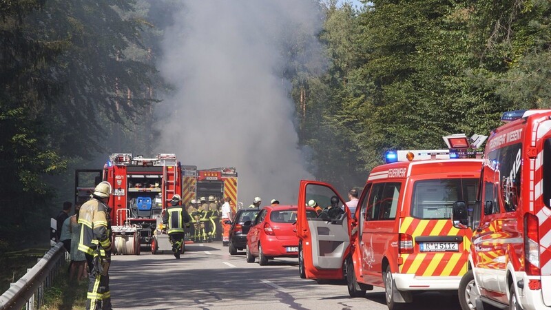 Dichter Rauch hüllte am frühen Montagnachmittag die Staatsstraße zwischen Wörth und Rettenbach ein: Ein Radlader war dort in Brand geraten.