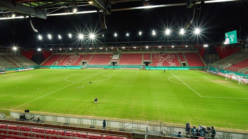 Auch das Jahnstadion Regensburg muss derzeit corona-bedingt leer bleiben. Fans des Oberpfälzer Zweitligisten haben nun allerdings die Möglichkeit, virtuell Plätze zu buchen.