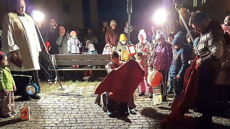 St. Martin (Andreas Scheuer) trennt den Mantel für den Bettler (Georg Macharowsky). Die berühmte Szene wurde im Rahmen der Andacht auf dem Schlossplatz nachgespielt.