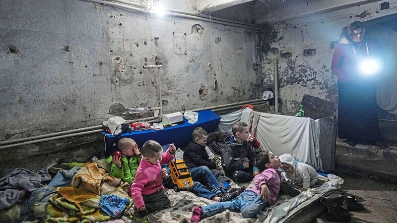 Bilder, die unendlich traurig machen: Ukrainische Kinder spielen in einem Bunker in Mariupol.