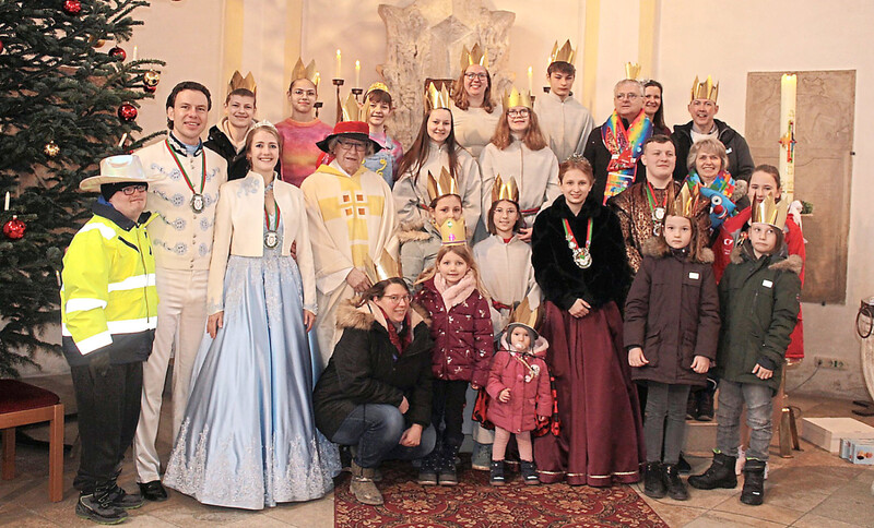 Mit den beiden Mainburger Prinzenpaaren wurde am Sonntag Faschingsgottesdienst gefeiert, wobei alle Teilnehmer und Besucher Kronen aufgesetzt bekamen. 