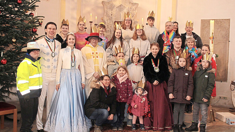 Mit den beiden Mainburger Prinzenpaaren wurde am Sonntag Faschingsgottesdienst gefeiert, wobei alle Teilnehmer und Besucher Kronen aufgesetzt bekamen.