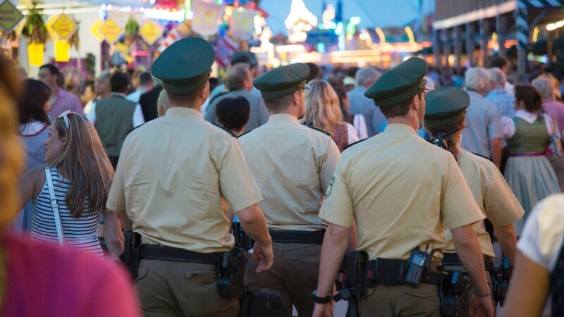 Symbolbild: Die Straubinger polizisten ziehen eine positive Bilanz nach dem 1. Gäubodenvoklsfest-Wochenende.