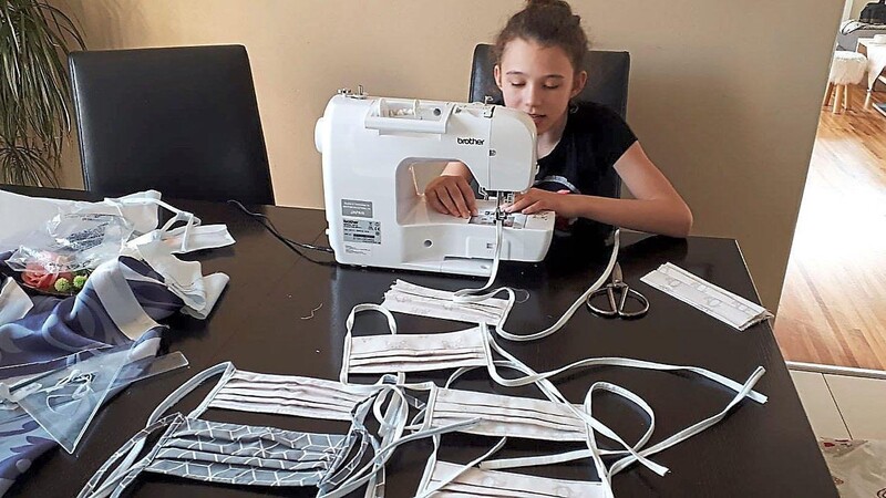 Auch die zwölfjährige Laura Ma?ková aus Spálanec fertigt ganz eifrig Mundschutzmasken auf ihrer Nähmaschine, die ihr die Mutter zu Weihnachten geschenkt hatte.