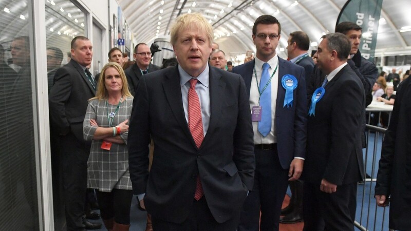 Boris Johnson, Premierminister von Großbritannien, trifft zur Auszählung des Wahlkreises Uxbridge und Ruislip South ein.