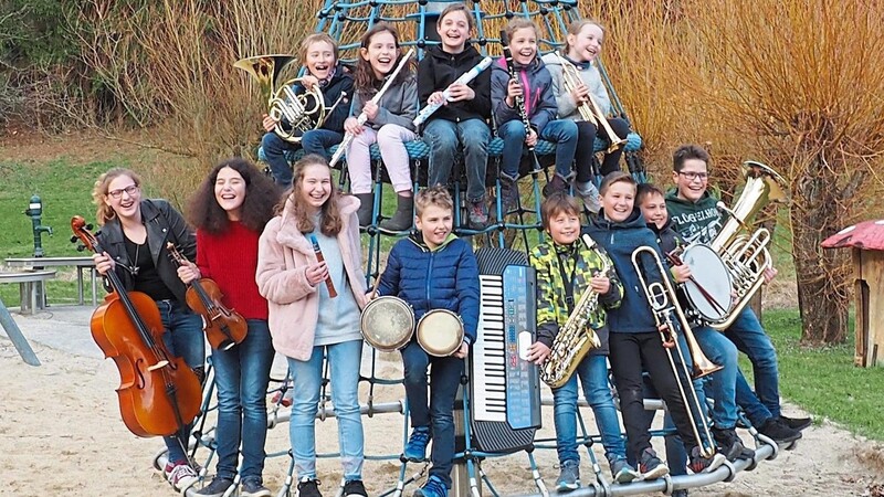 Musik macht sichtlich Spaß: Sechs Instrumente können die Kinder ein Jahr lang abwechselnd an der Landkreismusikschule testen.