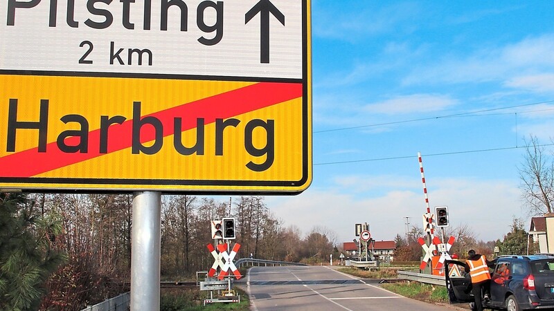 Voraussichtlich bis zum Jahresende wird die Sicherheit am Bahnübergang zwischen Landau und Pilsting in Harburg per mobil einsetzbarer Sicherungsanlage gewährleistet, die von einem Bahnmitarbeiter vor Ort (rechts im Bild) bedient wird.