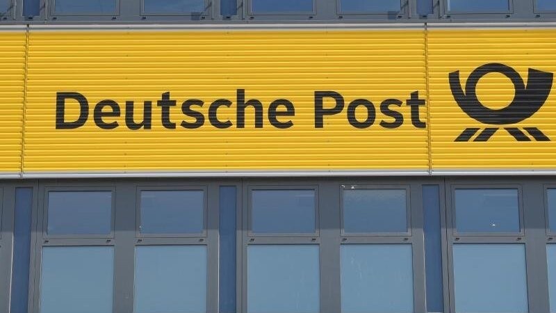 Der Schriftzug Deutschen Post auf der Fassade eines Paketzentrums. Foto: Patrick Pleul/dpa-Zentralbild/ZB/Archivbild
