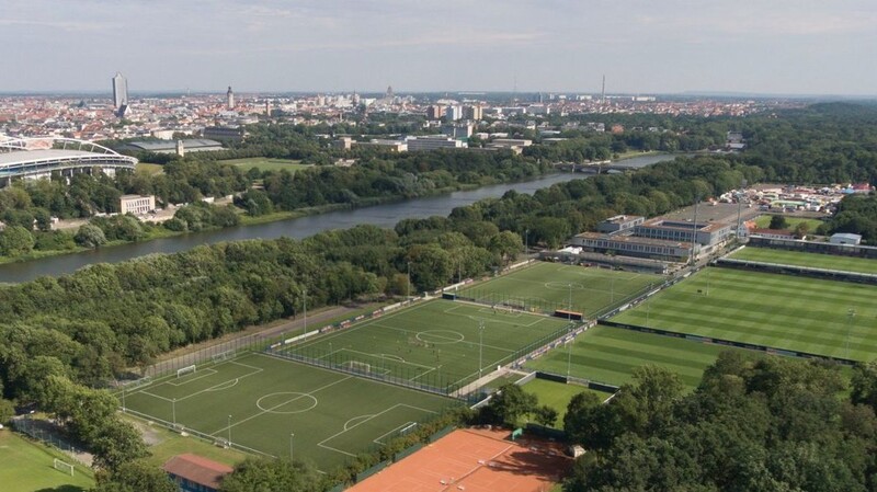 Beste Bedingungen bietet das Trainingszentrum von RB Leipzig. Auf der anderen Seite des Flusses ist das Stadion der Profimannschaft. (Foto: RB Leipzig/motivio)