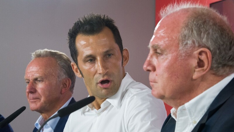 Schon 2017 bei seiner Vorstellung als neuer Sportdirektor des FC Bayern München wurde Hasan Salihamidzic (M.) vom damaligen Präsidenten Uli Hoeneß (r.) eine schwere Zeit prophezeit.