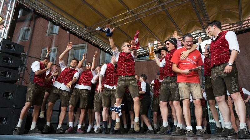Der SSV Jahn Regensburg feierte am Montagabend auf dem Haidplatz den Aufstieg.