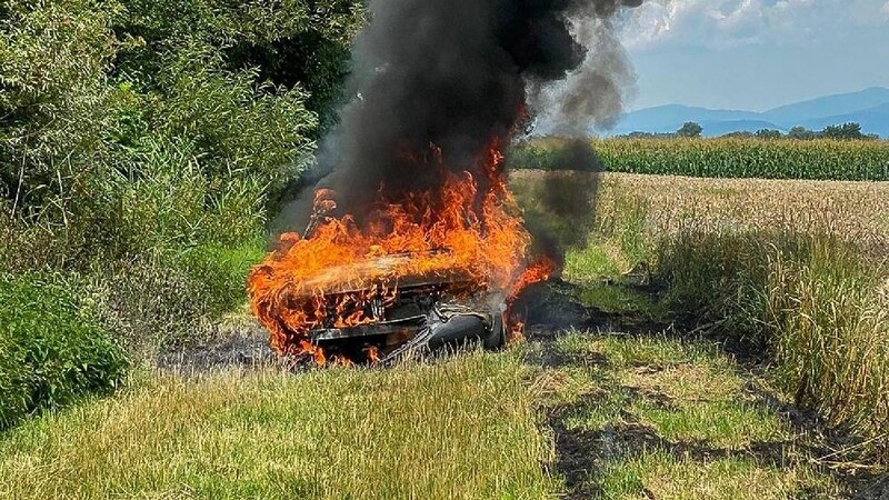Am Freitagmittag ging ein alter Audi A3 auf einem Feldweg bei Osterhofen urplötzlich in Flammen auf.