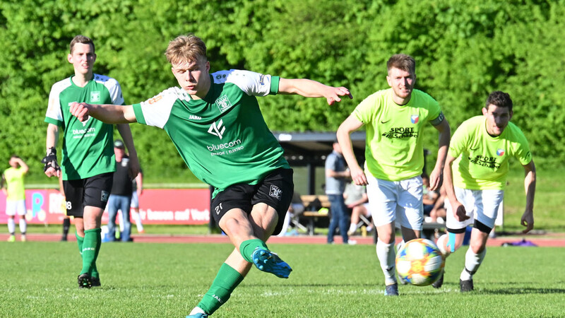 Beim Spiel der SpVgg GW Deggendorf gegen den DJK Altdorf Mitte Mai erzielte Sebastian Niedermayer per Elfmeter das zwischenzeitliche 3:0 für die Deggendorfer.