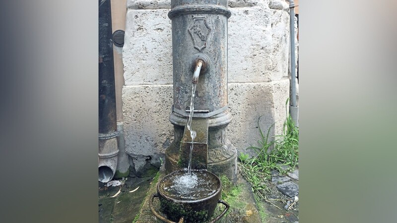 Trinkwasserbrunnen wie dieser mit einem zusätzlichen kleinen Auffangbecken, um Hunde zu tränken sind in Italien, wie hier in Rom, in zahlreicher Ausführung vorhanden.