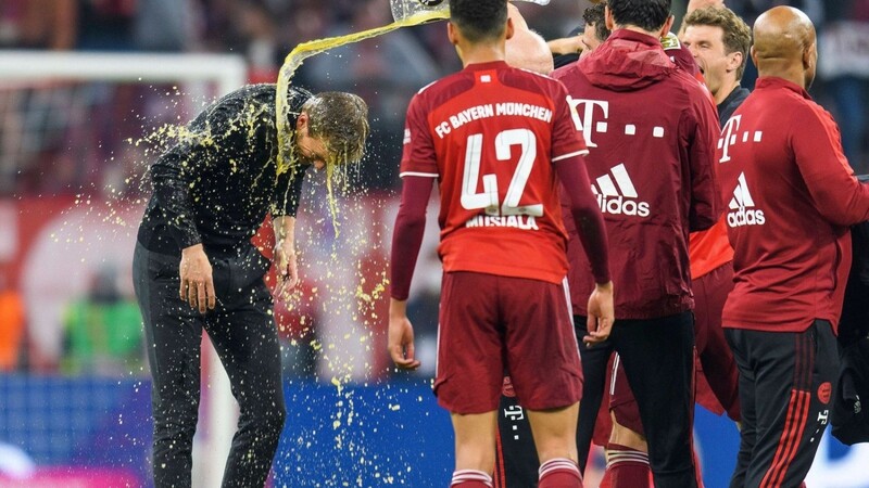 "Gut angefühlt" hat sich die erste Bierdusche für Bayern-Trainer Julian Nagelsmann. Wahrscheinlich auch deshalb, weil die Saison nicht immer leicht war.