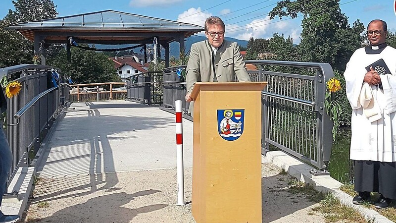 Bürgermeister Michael Multerer sprach die Historie der Chambstege an und zeigte den Werdegang der vier neuen Brücken und des Rundwegs auf.